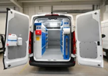 01a_ Maxus Deliver9 equipado por Syncro para limpieza, cuidado de zonas verdes y portes (ejemplo 1)