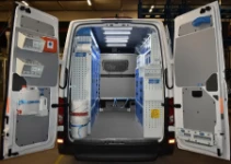 01_Crafter VW para el mantenimiento de inmuebles con mobiliario por ambas partes y accesorios