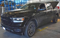 01_El “monumentale” Dodge Ram en el interior del taller de equipamientos Syncro.