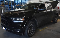 01_El “monumentale” Dodge Ram en el interior del taller de equipamientos Syncro.