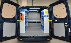 01_Equipamiento en el Ford Custom para instalador de carpinterías con muebles y accesorios Syncro