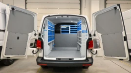 01_Equipamiento en tres paredes para Transporter T6 para comercio y reparación de máquinas de café expreso.