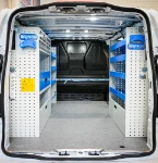 01_Equipamiento Ford Custom l1 h1 para fontanero, dos paredes amuebladas (1)