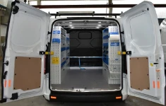 01_Equipamiento Syncro en Ford Custom con muebles en las paredes laterales