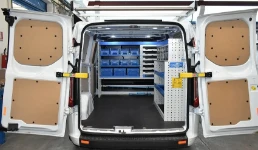 01_Ford Custom con equipamiento por el lado derecho y separador de carga