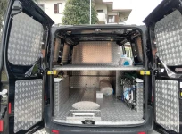 01_Ford Custom equipado por Syncro para funerarias