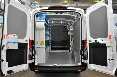 01_Ford Transit equipado sólo por un lado, con revestimientos y accesorios de fijación para instalador fotovoltaico.