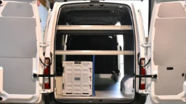 01_Furgoneta con plataformas múltiples en contrachapado marino resinado para el transporte de bebidas