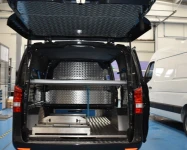 01_Furgoneta equipada con corredera para féretro y plataforma intermedia