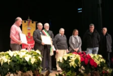 01_Luca Comunello con la acreditación “Premio Impresa e Lavoro 2023” del Ayuntamiento de Cassola
