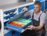 01_Maletín en bandeja extraída