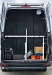 01_Mampara separadora para un espacio de contención accesible desde las puertas traseras