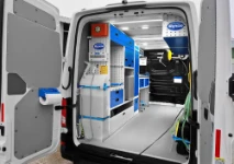 01_Man TGE equipado con mesas de trabajo, armarios, cajones, contenedores transparentes