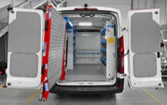 01_Maxus Deliver9 con rampa de carga para limpieza de empresas