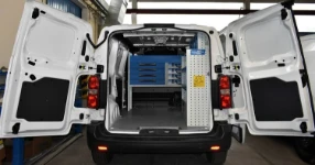 01_Opel Vivaro con muebles en dos paredes