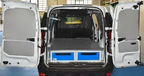 01_Renault Express Van con estructura inferior, bajo el suelo, de Syncro, con dos cajones extraíbles.