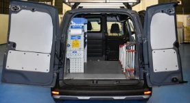 01_Renault Kangoo con equipamiento para instalaciones eléctricas solo por el lado izquierdo
