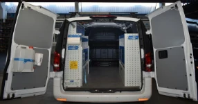 01_Vito Mercedes con equipamiento por ambas paredes para instalaciones eléctricas
