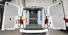 01_VW Transporter L1 H1 para mantenimiento en el ámbito Ho.Re.Ca., con revestimiento completo y mobiliario 
