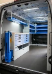 02_Banco de trabajo y portatornillos de banco basculante en taller móvil a bordo de Renault Master