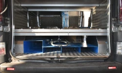 02_Compartimento en el suelo con estantes cerrados en Trafic Renault para funerarias.