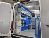 02_Daily con pared izquierda equipada por Syncro con contenedores transparentes y en plástico