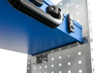 02_Detalle de la abrazadera portamaletines Syncro vista desde abajo