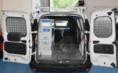 02_Equipamiento Express Van con equipamiento sólo por el lado izquierdo y sistemas de bloqueo en el separador.