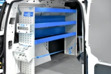 02_Estantes y compartimento en el suelo con correa en furgoneta Caddy para electricista