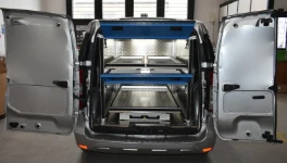 02_Furgoneta para agencia de pompas fúnebres para animales, con puertas y corredera para féretro Syncro System