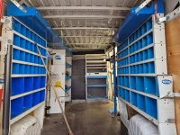 02_Interior de la furgoneta accidentada con muebles Syncro resistentes