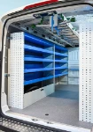 02_Pared izquierda con repisas de estantería y sujetamaletines en Maxus Deliver9