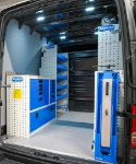 02_Pared izquierda  Crafter con banco de trabajo y contenedores