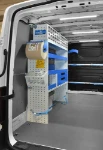 02_Pared izquierda Crafter con repisas, cajoncitos transparentes y accesorios para furgonetas de varios tipos