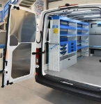 02_Pared izquierda Crafter con repisas, cajones y accesorios de bloqueo Syncro