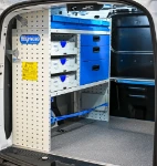 02_Pared izquierda de Courier con contenedores y bandejas extraíbles, cajones y sujetamaletines (1)