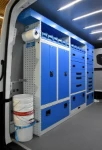 02_Pared izquierda de Crafter con armarios, estantes con puertas y cajones Syncro Ultra