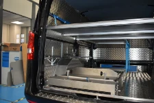 02_Pared izquierda de la furgoneta para servicios funerarios con corredera para féretro