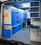 02_Pared izquierda de Trafic con compartimentos en el suelo, cajones y estantes