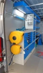 02_Pared izquierda del Fiat Ducato con cableado, panel eléctrico, plano de trabajo, bobinador de cable y tubo.