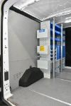 02_Pared izquierda del Transit con mueble con contenedores y accesorios Syncro para furgoneta