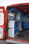 02_Pared izquierda del vehículo comercial con banco de trabajo y repisas abiertas y cerradas