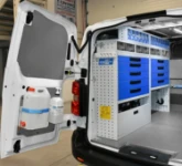 02_Pared izquierda del Vivaro con cajones metálicos y transparentes para máquinas agrícolas