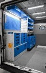02_Pared izquierda Ducato con área de trabajo y equipos para el trabajo en movimiento