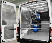 02_Pared izquierda Man TGE con revestimientos en aluminio damero Syncro System