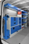 02_Pared izquierda Maxus eDELIVER9 con mesa de trabajo en contrachapado marino resinado