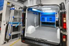 02_Puerta izquierda con sistema de bloqueo portaescaleras en Talento para energías renovables