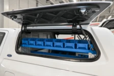 03_Acceso a los contenedores de plástico desde la puerta lateral izquierda