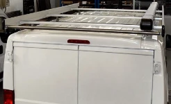 03_Barras de techo con porta tubos de sección rectangular en Movano 2022