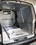 03_Bolsillo metálico portaobjetos en VW Transporter para funerarias